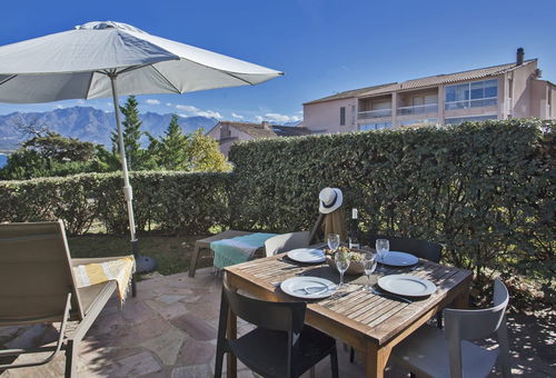 Apartment mit Garten, Meer- und Bergblick, Strand und Hafen in der Nähe.