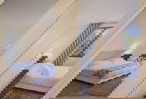 Vue sur la mer et sur la citadelle, villa au coeur d'un grand jardin avec...