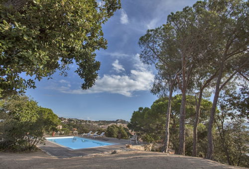 Villa in Calvi with warmed swimming pool, garden,  sea view near the beach.