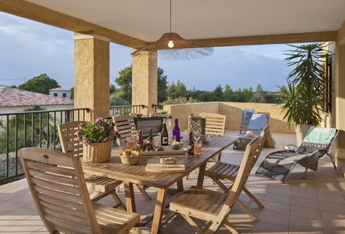 Sehr schöne Terrasse für diese geräumige 3-Zimmer-Wohnung mit Swimmingpool...