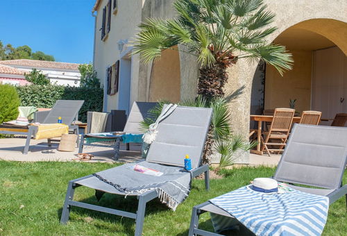 Jardin privatif  et piscine chauffée partagée pour cet appartement dans une...