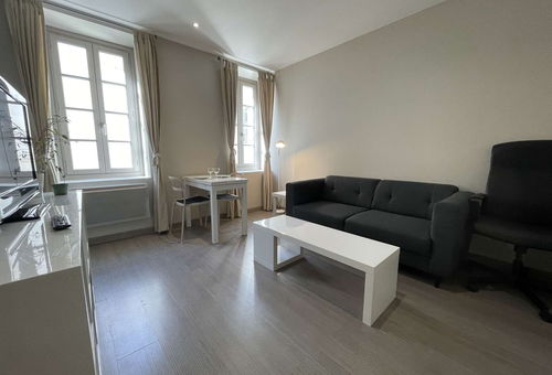 Perfect location for this apartment in a old building in the heart of La...
