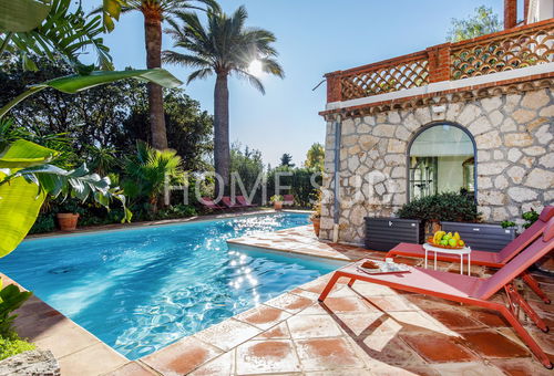 In Cannes, beautiful charming villa in a green setting, 300 m from the sea.