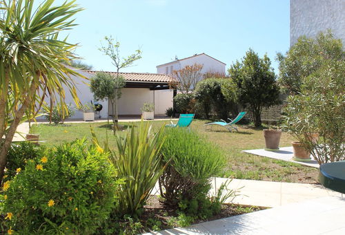 House, close to the beach and the port of La Cotinière, in a quiet cul-de-sac.