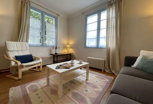 Maison avec petit jardin et stationnement à deux pas du Parc Charruyer, et...