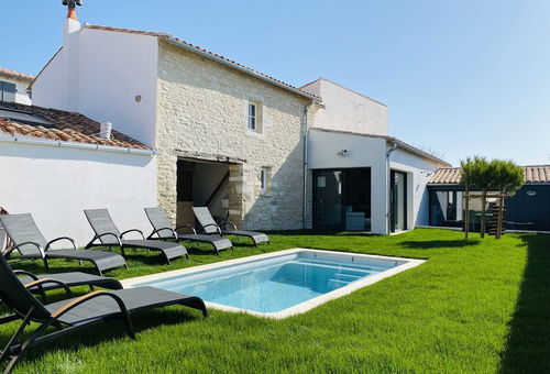 Magnifique villa aux murs de pierre sèches avec piscine chauffée, proche de...