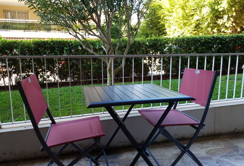 8 minutes walk from the beaches.