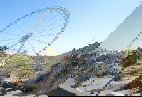 Profitez d'une vue imprenable sur le centre port.