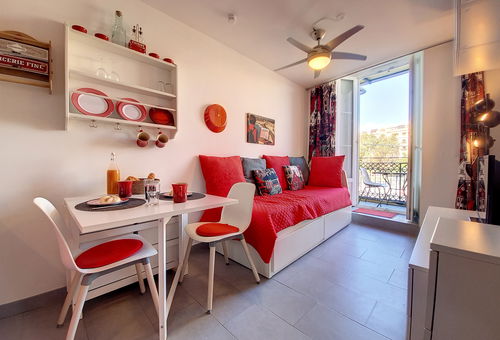 In the immediate vicinity of Old Nice and a few steps from the sea.