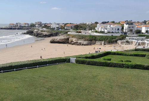 Appartement avec des prestations standing - au pied de la plage.