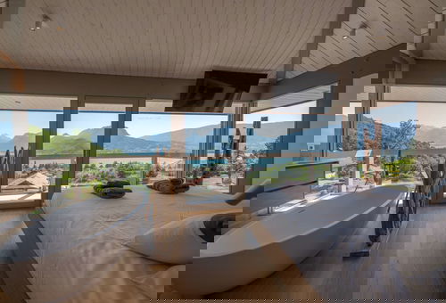 Magnifique vue panoramique sur le lac pour cette villa aux prestations...