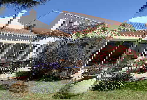 A 400 m du bourg de la Guérinière.