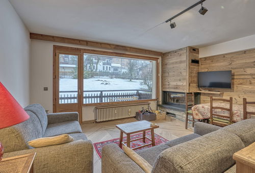 Bright apartment with a perfect location, close to the market, the shops and...