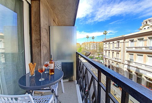 3 minutes walk from the Promenade des Anglais and its beaches.