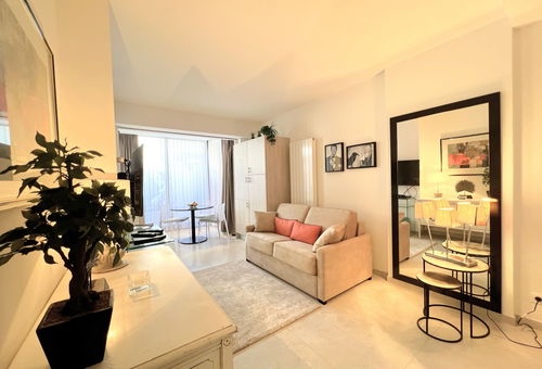 Ideally located 100 meters from the beaches and the Croisette and the Carlton.