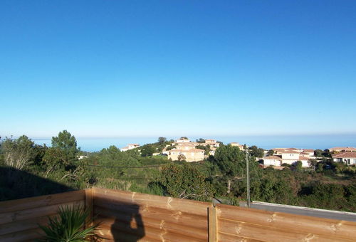 Avec une vue panoramique sur la mer.