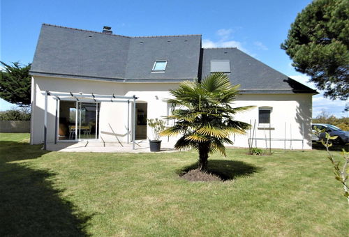 Spacious and bright house with a nice enclosed garden and terrace, quietly...