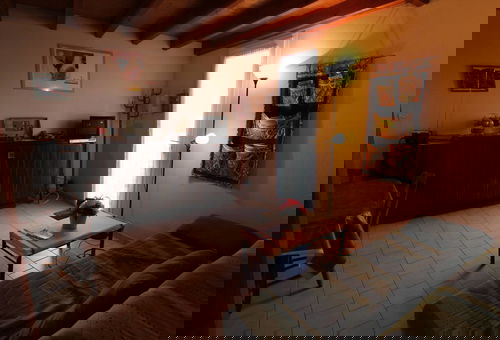 Petite maison en rez de chaussée avec terrasse ensoleillée, garage et parking