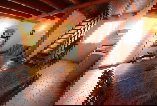 Petite maison en rez de chaussée avec terrasse ensoleillée, garage et parking