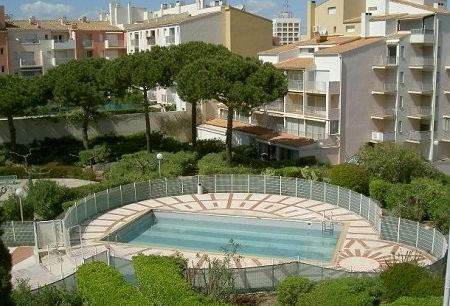 A 600 m de la plage.