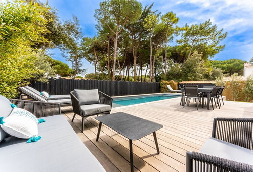 Magnificent villa, located 280 meters from the beach
