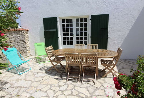 A Stone&#39;s Throw From La Rémigeasse Beach.