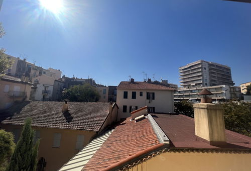 In the heart of the historic Cannes district, 5 minutes from the Croisette.