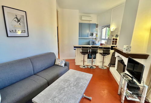 In the heart of the historic Cannes district, 5 minutes from the Croisette.