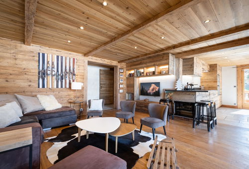 High range residence, at immediately next to the COMBE DES JUMENTS slope.