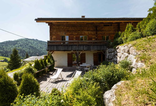 High range residence, at immediately next to the slope of la COMBE DES JUMENTS.