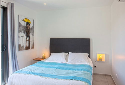 Piscine commune aux 3 appartements de la résidence.