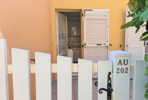 Située à  450 m de la plage de la Roquille.