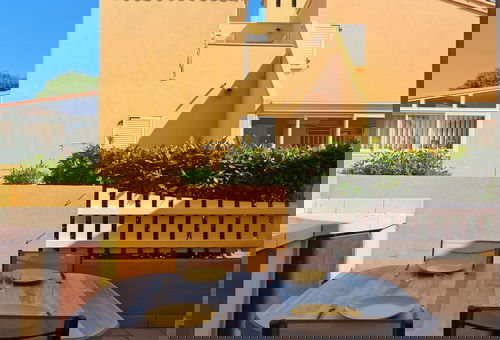 Située à  450 m de la plage de la Roquille.