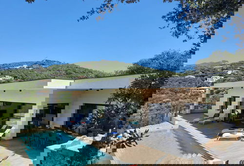 Villa à la décoration contemporaine avec piscine sur les hauteurs de Propriano