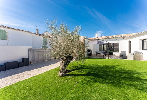 In the heart of Morinand this very neat house with family or friends