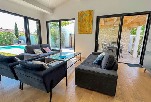Superb villa with pool in the heart of the village
