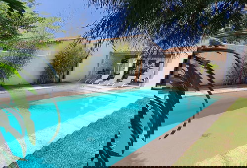 Superb villa with pool in the heart of the village