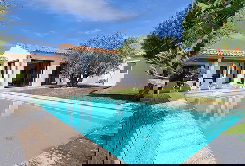 Superb villa with pool in the heart of the village