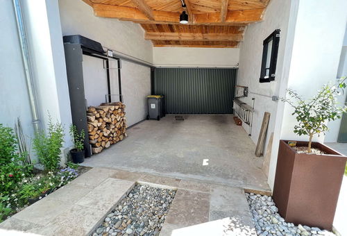 Hervorragende Villa mit beheiztem Pool in der Nähe des Dorfzentrums