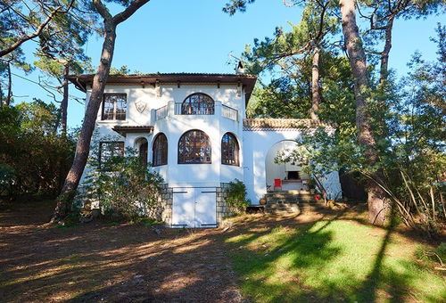 Typical family villa of Cap-Ferret in the center near the market.

