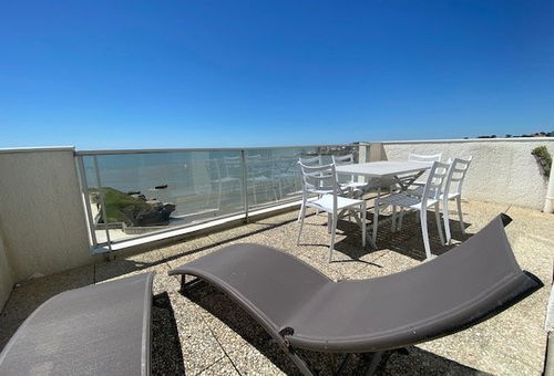 Vue panoramique sur l'Océan de la terrasse plein sud de cet appartement en...