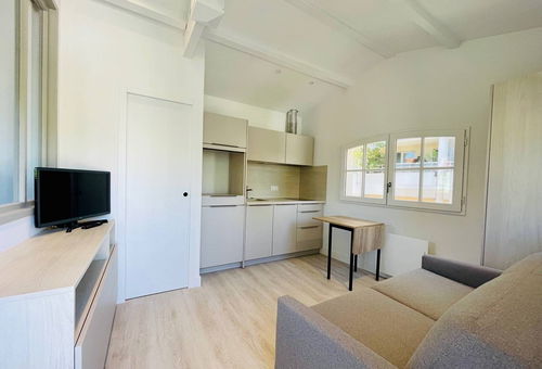 Very nice studio on the ground floor with a garden and a direct access to the...