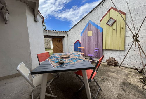 Nice house in the center of Saint Georges d'Oleron village, with a parking,...