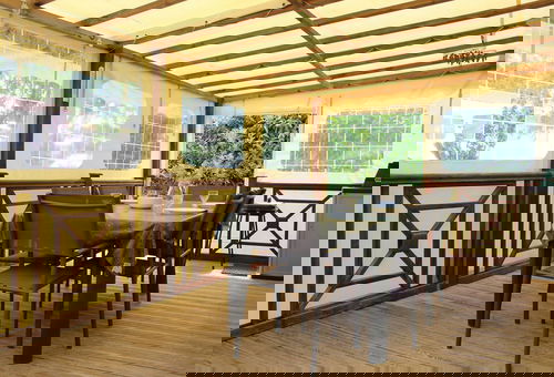 Dans un parc résidentiel de loisirs, charmante maisonnette en ossature bois