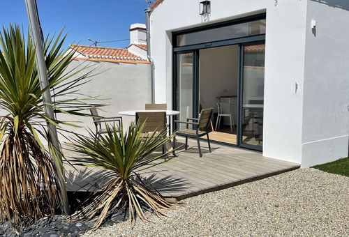 Vey nice small house with a large terrace and fenced garden, 700m from the shops