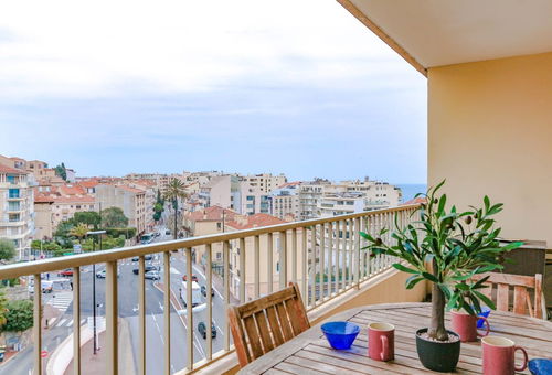 Studio avec une grande terrasse et une petite vue mer situé proche de la plage