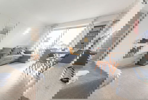 Studio avec une grande terrasse et une petite vue mer situé proche de la plage