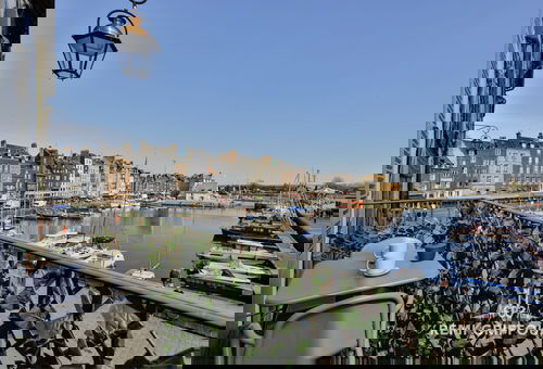 Situé au 1er étage d'un petit immeuble ancien et surplombant le vieux bassin...