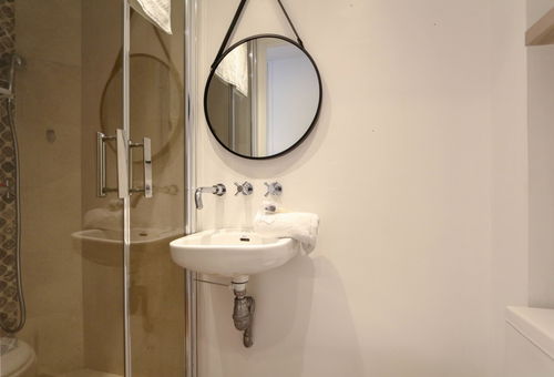 Modern apartment with 3 bedrooms, balcony, communal garden and A/C- Benakey