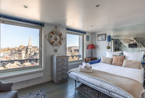 Surplombant le vieux bassin offrant ainsi une vue exceptionnelle